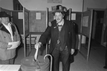 Charly Vlug , lijsttrekker van lijst 30 , brengt in Amsterdam zijn stem uit, Bestanddeelnr 933-6023