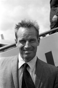 Charlton Heston in Nederland om premiere film 55 Dagen Peking (55 Days at Pek, Bestanddeelnr 915-2786