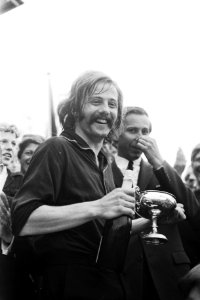Champagne voor kampioen HTCC na afloop van de wedstrijd, Bestanddeelnr 924-5594