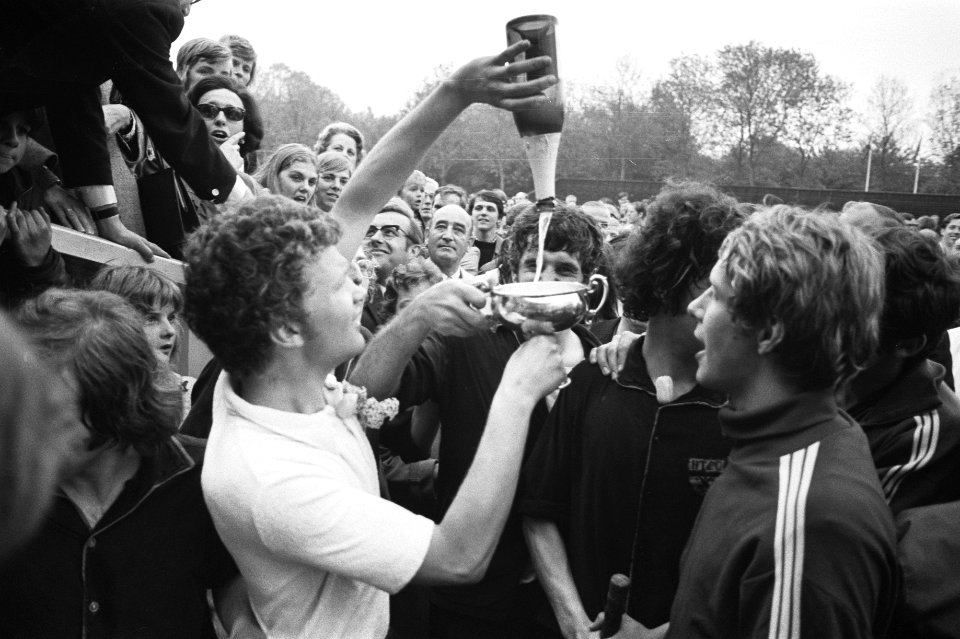 Champagne voor kampioen HTCC na afloop van de wedstrijd, Bestanddeelnr 924-5599