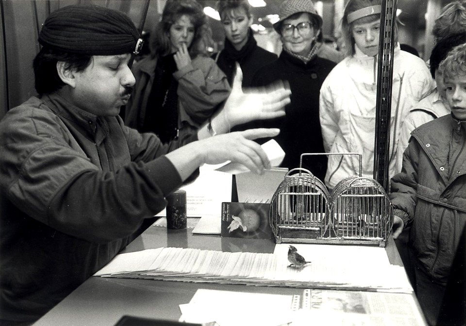 Chander Kant, voorspelt de toekomst met behulp van een klein (rijst-) vogeltje die een envelop aanwijst. Aangekocht in 1989 door United Photos de Boer bv. - Negatiefnummer 28713 K 19 A. - Gepubliceerd