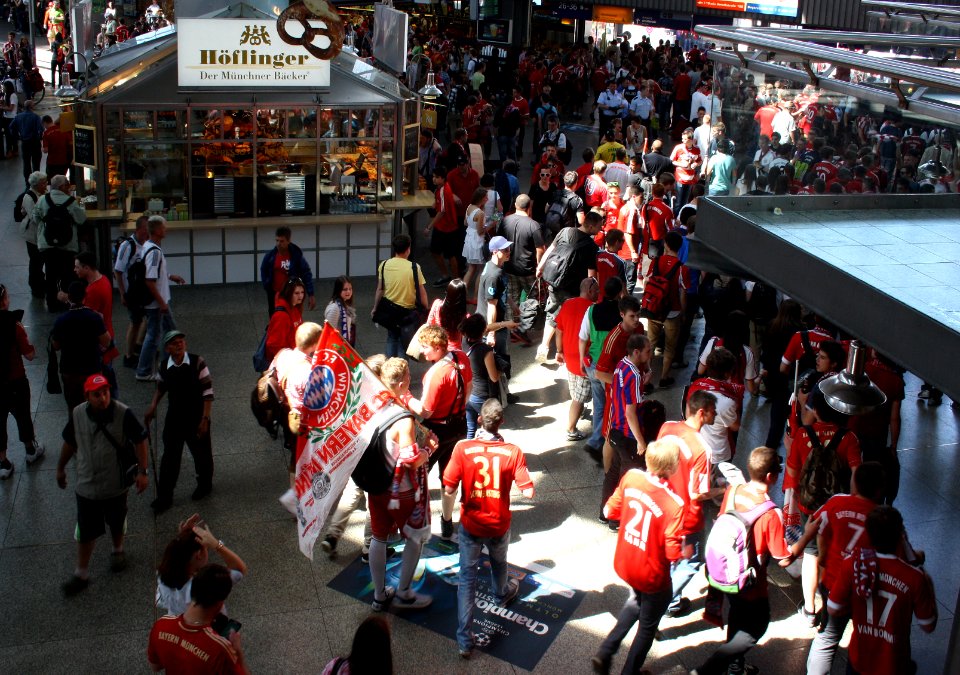 Champions League FC Bayern München gegen FC Chelsea Fans treffen am Hauptbahnhof Muenchen ein