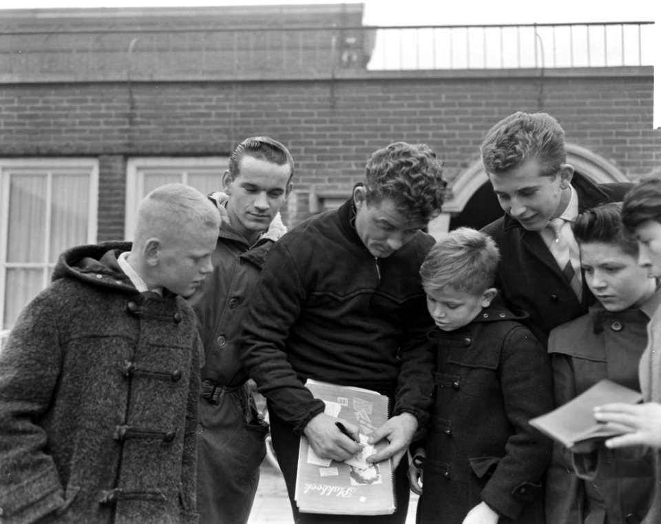 Centrale training Nederlands elftal in Den Bosch . Kreyermaat deelt handtekening, Bestanddeelnr 913-1539