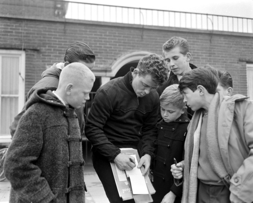 Centrale training Nederlands elftal in Den Bosch . Kreyermaat deelt handtekening, Bestanddeelnr 913-1540