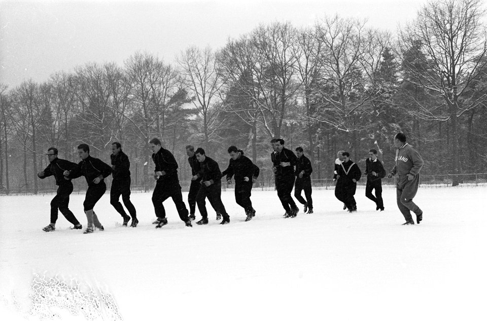 Centrale training Nederlands elftal te Zeist Vlnr Van Wissen , Van der Lind, Bestanddeelnr 914-8137