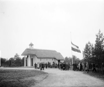 Centrale Begraafplaats van de Oorlogsgravenstichting Loenen (Veluwe). Begrafenis, Bestanddeelnr 903-2776