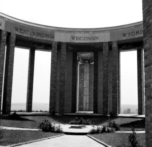 Centrum van het monument van de architect Georges Dedoyard op de architraven d…, Bestanddeelnr 254-3373
