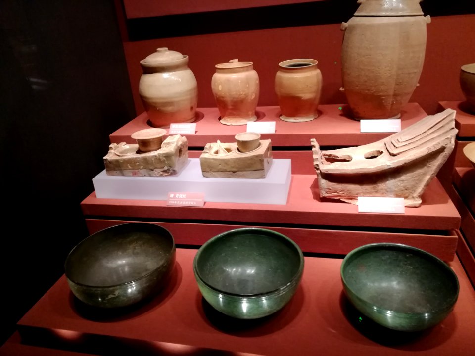 Ceramic bottles and Kitchen tables, Tang dynasty, Hunan Museum