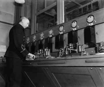 Centrale Seinzaal brandweer Amsterdam. Foto toont de correspondentietafel. Hiero, Bestanddeelnr 901-4224