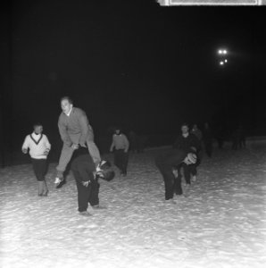 Centrale Hockeytraining in het Olympisch Stadion onder leiding van de heer Bronk, Bestanddeelnr 914-7889
