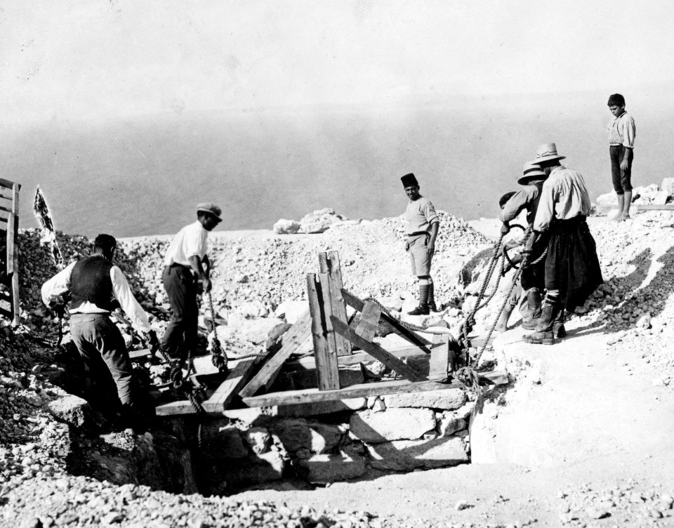 Centralcisternen undersöks. Vouni. Galini - SMVK - C02210