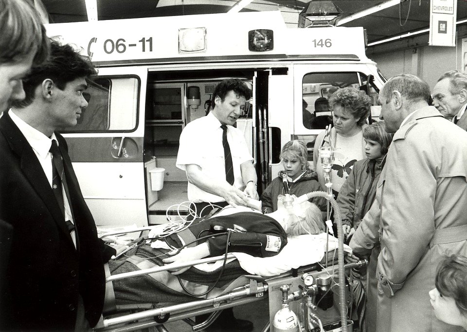 Centrale Post Ambulancevervoer (CPA). Demonstratie reanimatie i.v.m. de aanschaf van vier nieuwe ambulances. Aangekocht van United Photos de Boer bv. - Negatiefnummer 33418 k 5. - Gepubliceerd in het 