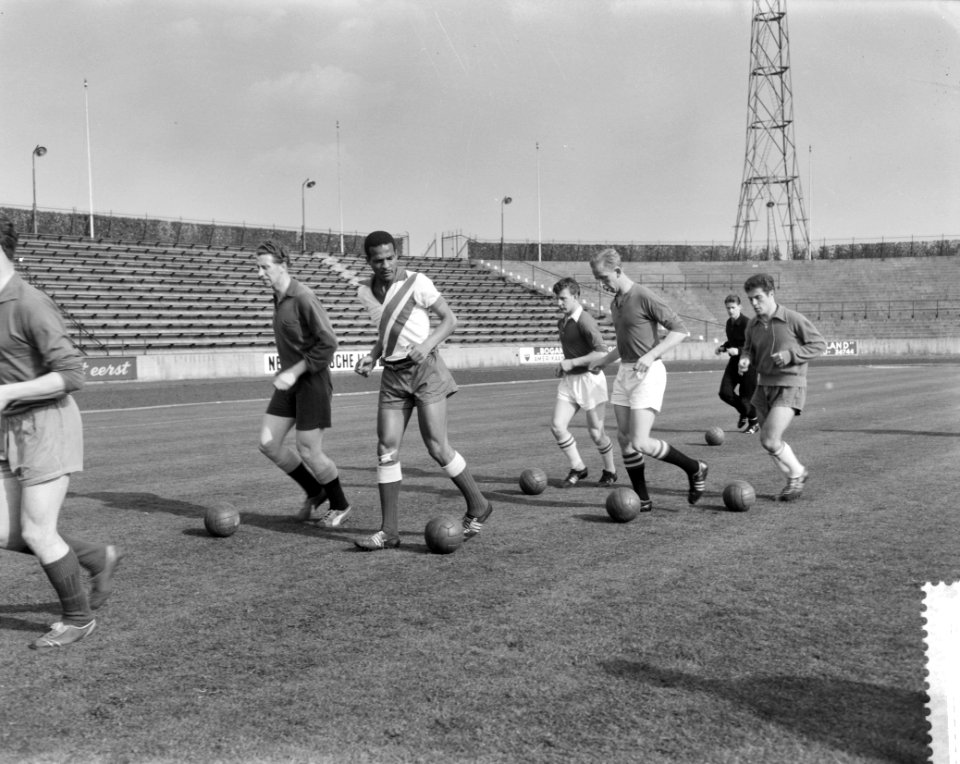 Centrale voetbaltraining in het stadion De Vliert in Den Bosch, Bestanddeelnr 911-1801