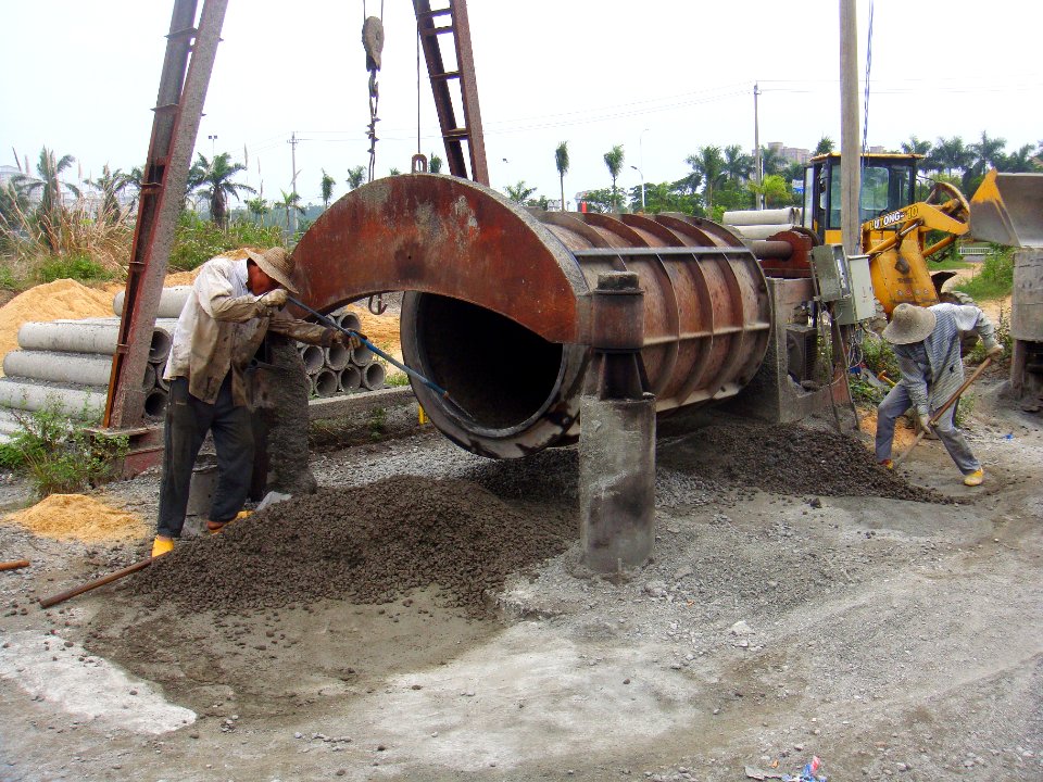 Centrifugal casting of concrete pipes - 04