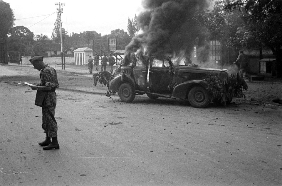 Centrum Djokjakarta. Brandende auto, gecamoufleerd met takken. Op de voorgrond , Bestanddeelnr 5136