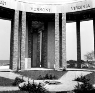 Centrum van het monument van de architect Georges Dedoyard op de architraven d…, Bestanddeelnr 254-3391