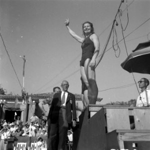 Ceremonie Protocollaire. Nel van Vliet gehuldigd als Europees kampioen 200 meter, Bestanddeelnr 902-3551