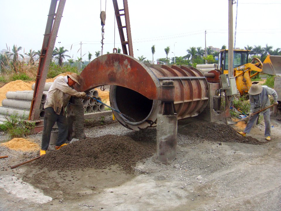 Centrifugal casting of concrete pipes - 03