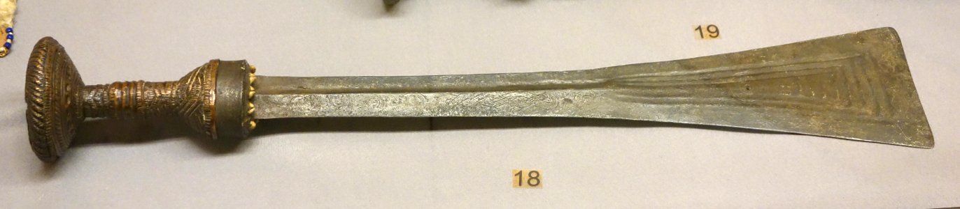 Ceremonial sword (ilwoon) - Kuba - Royal Museum for Central Africa - DSC05955