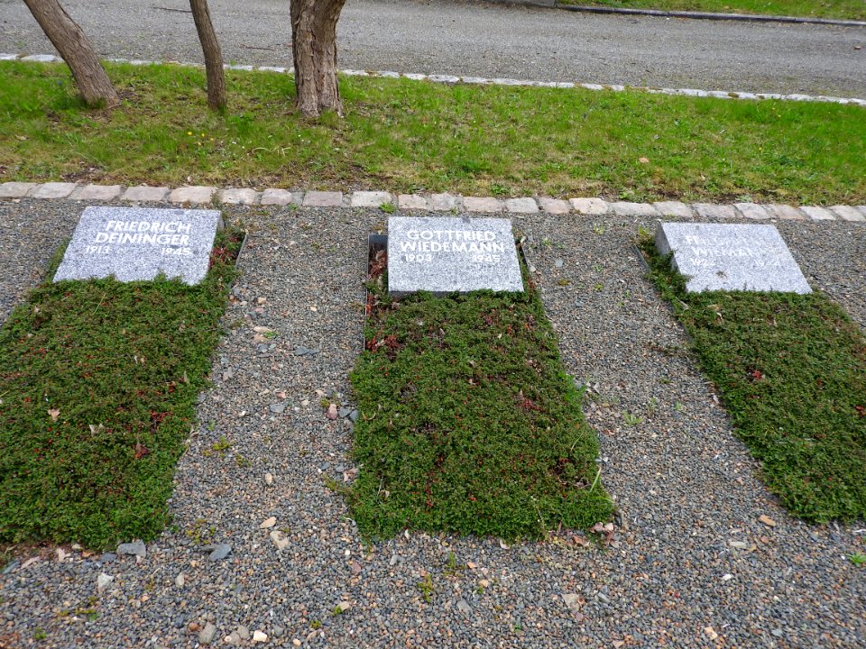 Cemetery Weida 33