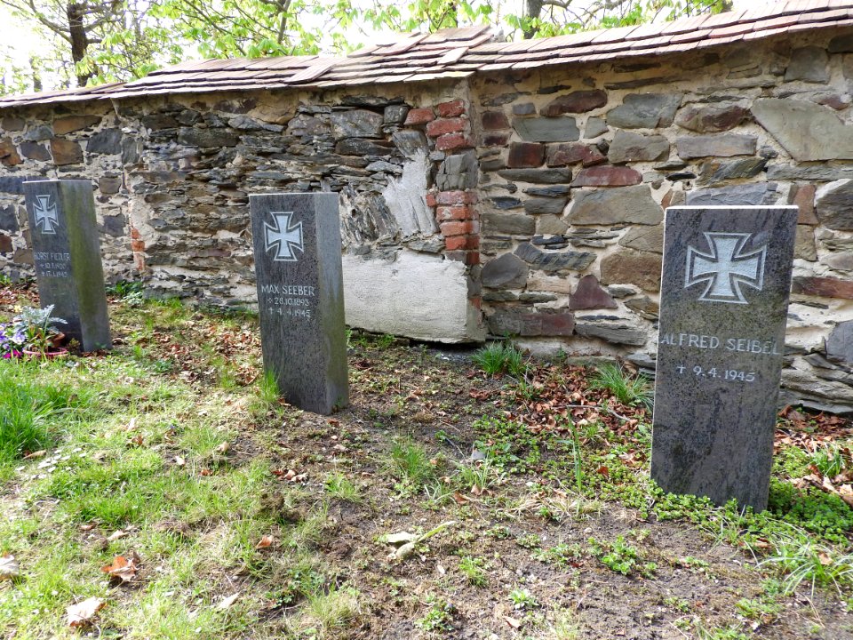 Cemetery Triptis 10