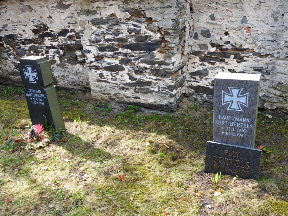 Cemetery Triptis 13