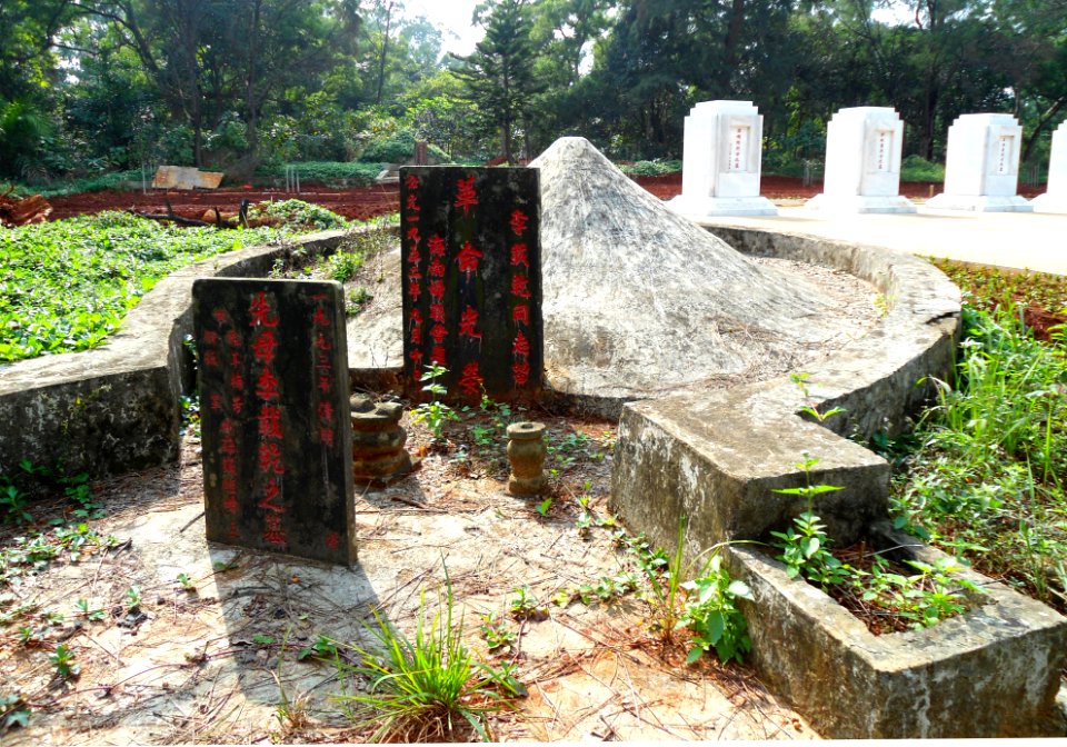 Cemetery in Golden Bull Mountain Ridge Park, Haikou 04