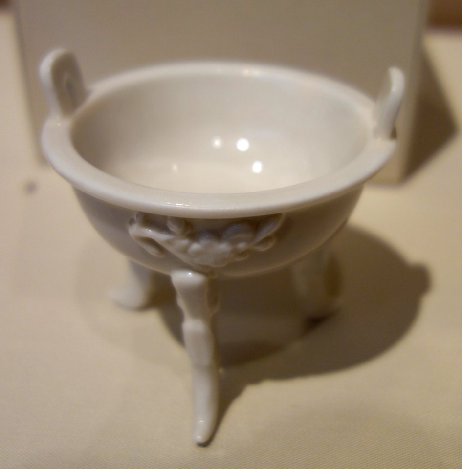Censer, China, Qing Dynasty, 1644-1912, porcelain - Chazen Museum of Art - DSC01668