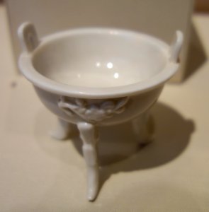 Censer, China, Qing Dynasty, 1644-1912, porcelain - Chazen Museum of Art - DSC01668