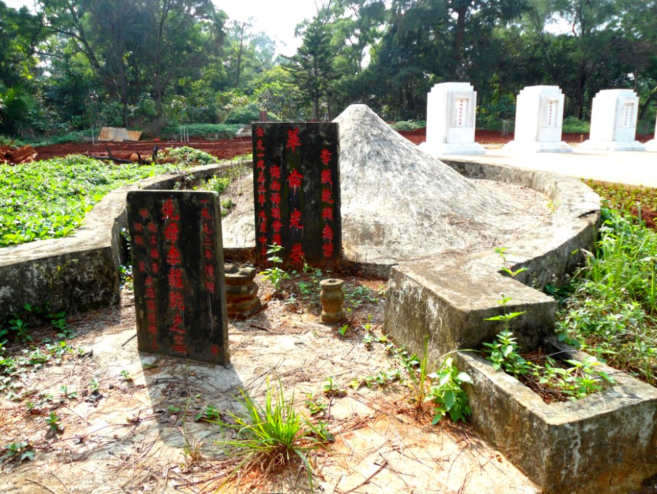 Cemetery in Golden Bull Mountain Ridge Park, Haikou 05