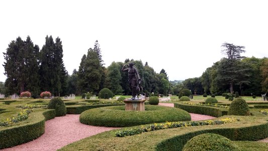 Château de Drée - Statue du jardin de buis