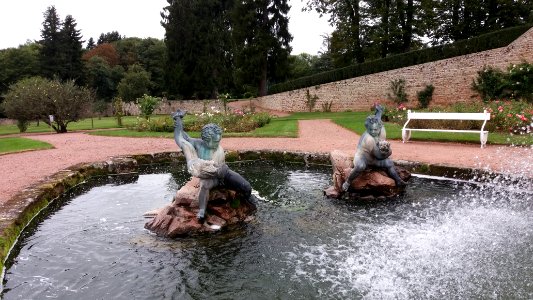 Château de Drée - Statues de la fontaine de la roseraie