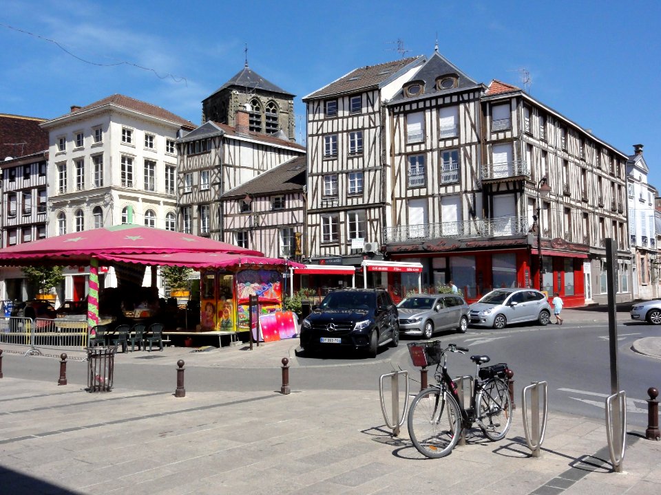 Châlons-en-Champagne (Marne) place centrale, bâtiments à pans de bois