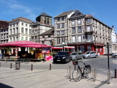 Châlons-en-Champagne (Marne) place centrale, bâtiments à pans de bois