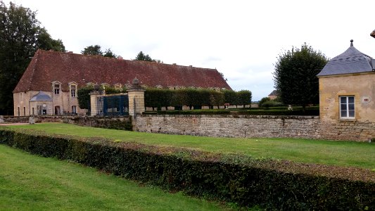 Château de Drée - Dépendance sud et grille