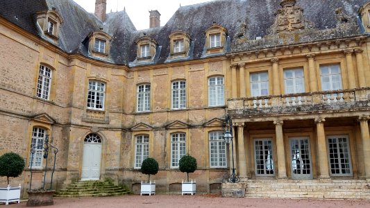 Château de Drée - Angle de la cour