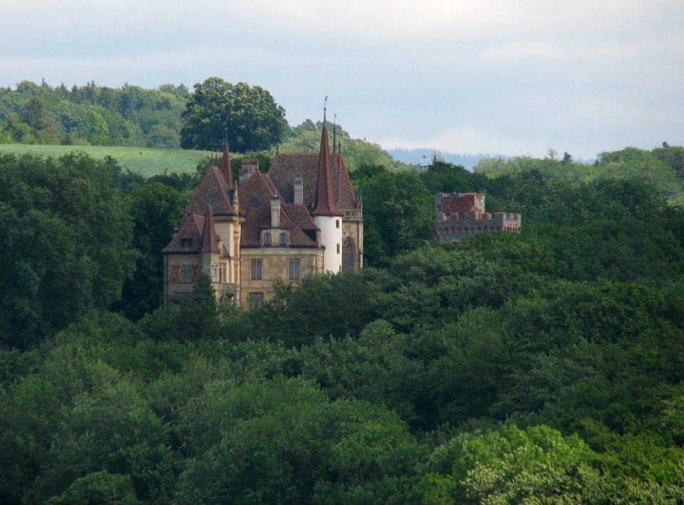 Château de Gorgier dans la verdure