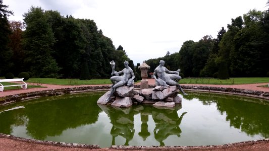 Château de Drée - Bassin du jardin des topiaires