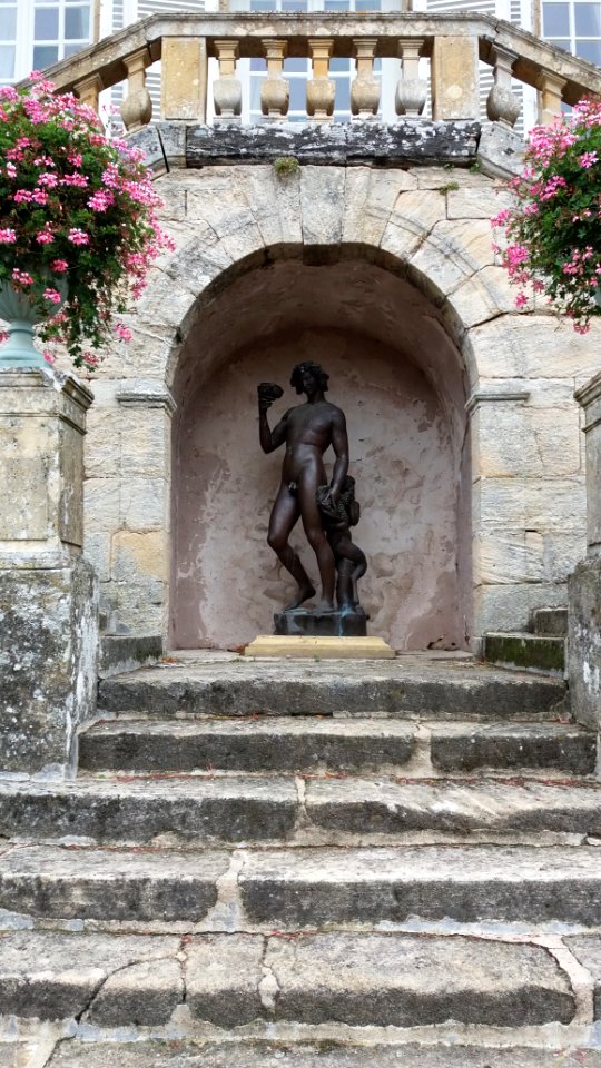 Château de Drée - Escalier ouest et statue