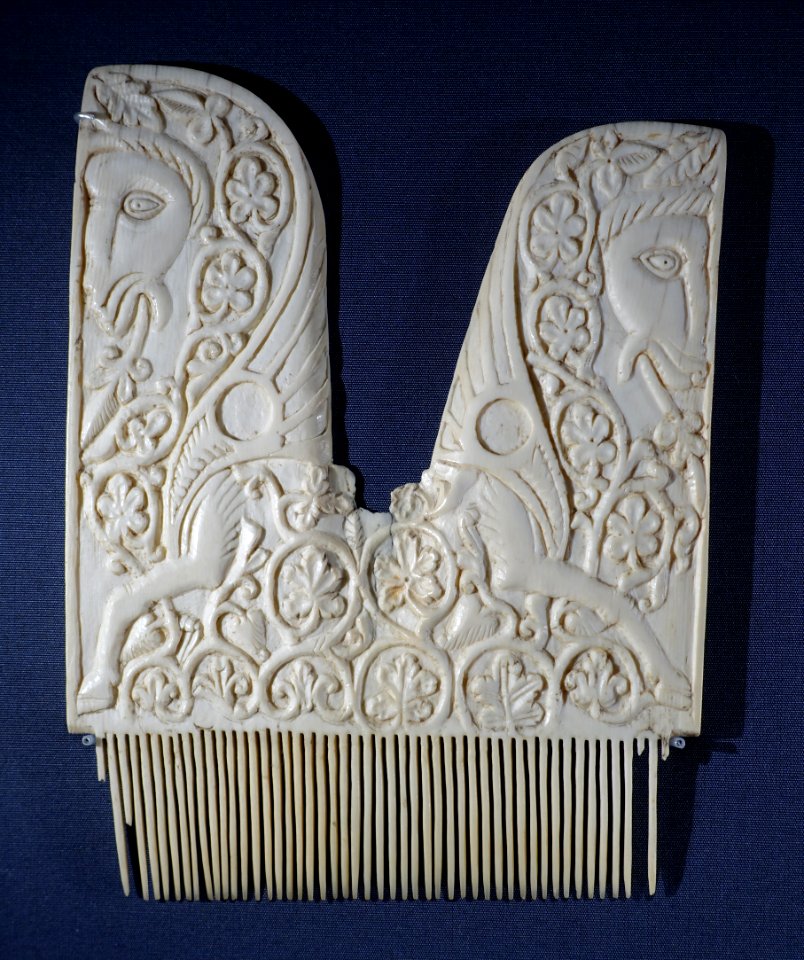 Ceremonial comb, Umayyad, 7th-8th century AD, ivory - Museum Schnütgen - Cologne, Germany - DSC00203
