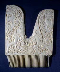 Ceremonial comb, Umayyad, 7th-8th century AD, ivory - Museum Schnütgen - Cologne, Germany - DSC00203