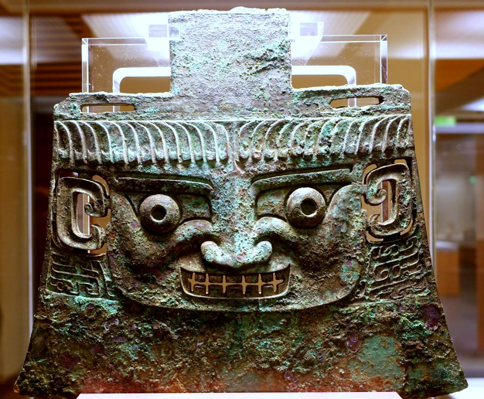 Ceremonial axe, yue-type, China, Junxian, Henan province, Shang dynasty, Anyang period, 12th-11th century BC, bronze - Ethnological Museum, Berlin - DSC02089