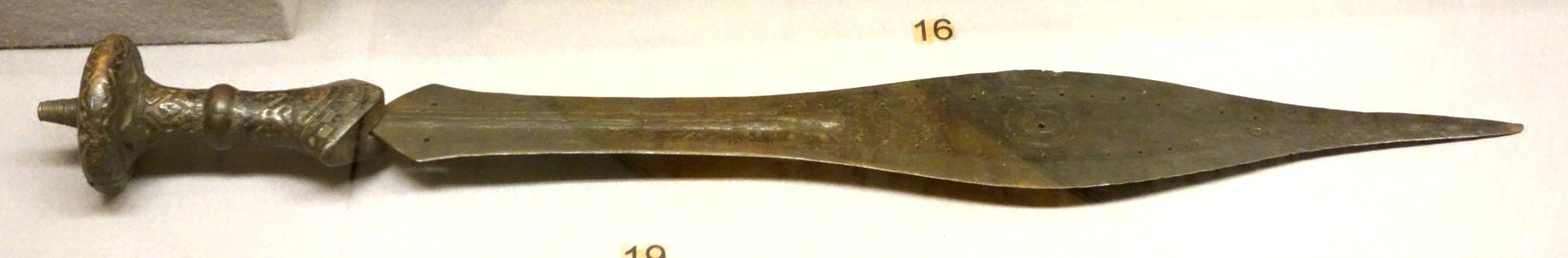 Ceremonial knife (ikul) - Kuba - Royal Museum for Central Africa - DSC05957