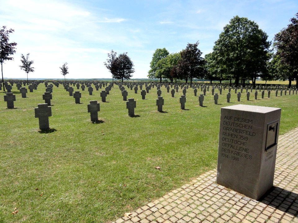 Cerny-en-Laonnois (Aisne) cimetière allemand (01)
