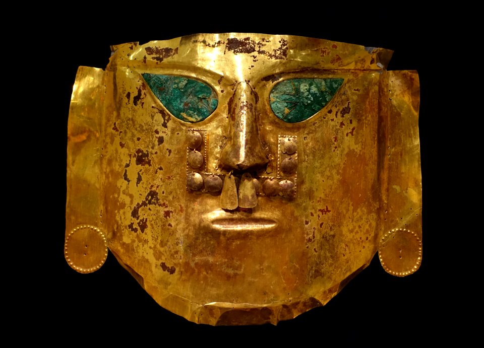 Ceremonial mask, Sican (Lambayeque) culture, La Leche River Valley region, Peru, Late Intermediate Period (Middle Sican), 900-1100 AD, gold, copper, paint - Dallas Museum of Art - DSC04673