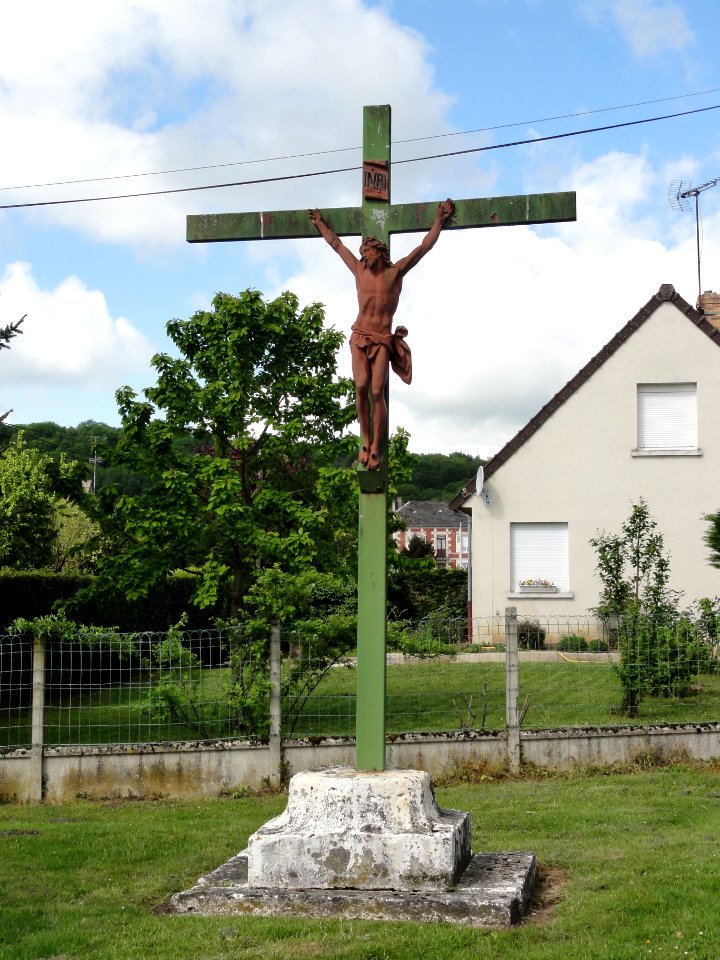 Cessières (Aisne) croix de chemin est