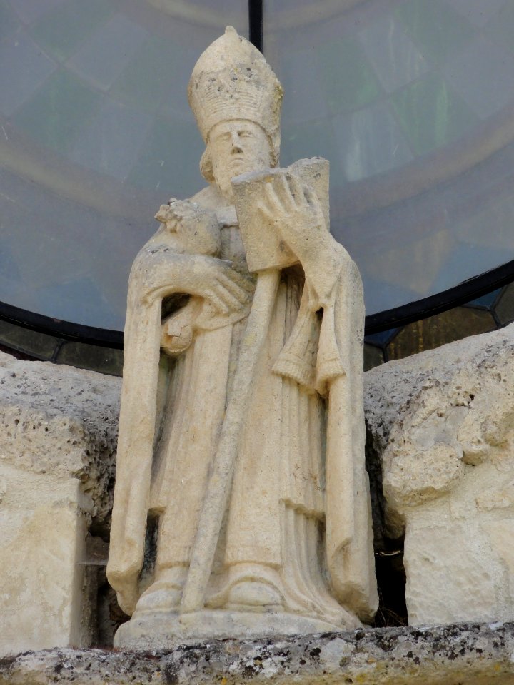 Cessières (Aisne) église, statue de façade 1