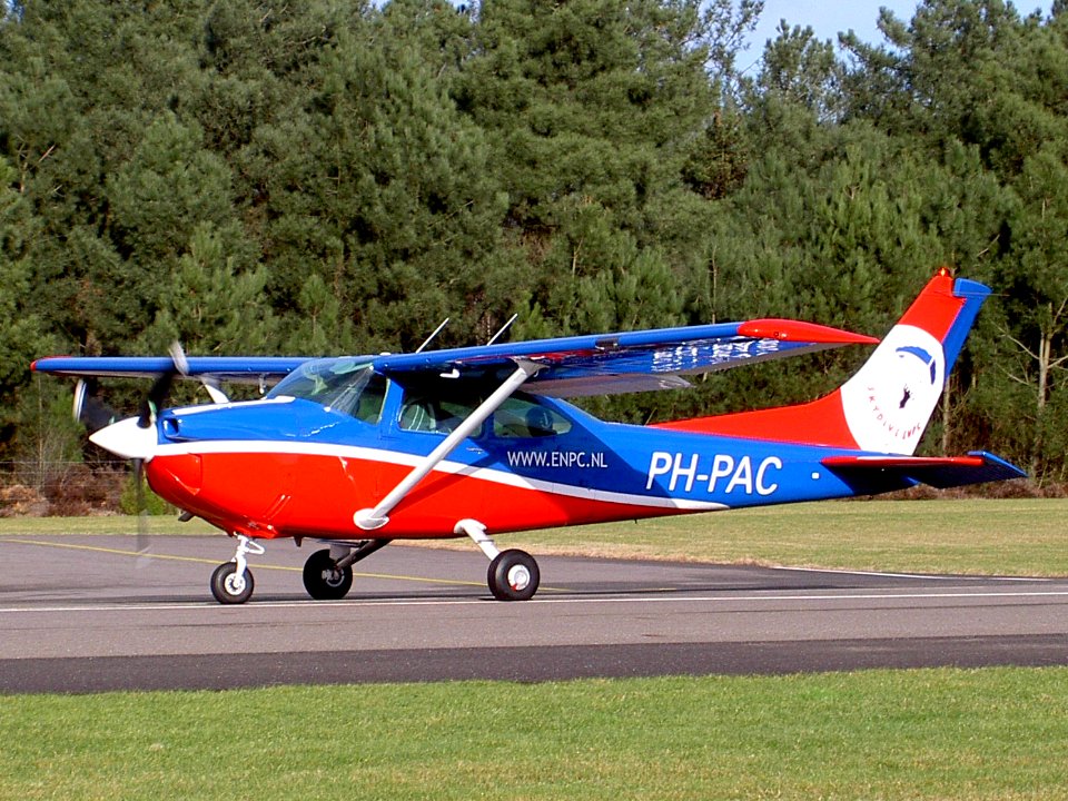 Cessna 182 PH-PAC op Seppe