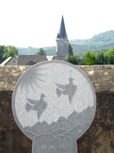 Chéraute (Pyr-Atl, Fr) nouveau cimetière, stèle (l'église loin derrière)