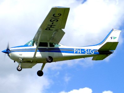 Cessna 182 Skylane PH-SIG at Teuge